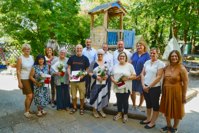 Gratulierten den neuen Familienpaten: Landrat Bernd Obst, Zirndorfs Erster Bürgermeister Marcus Spath sowie Vertreterinnen und Vertreter des Familienzentrums Zirndorf, des Kreisjugendamtes und der KoKi – Netzwerk frühe Kindheit. | Foto: Ronald Heinrich