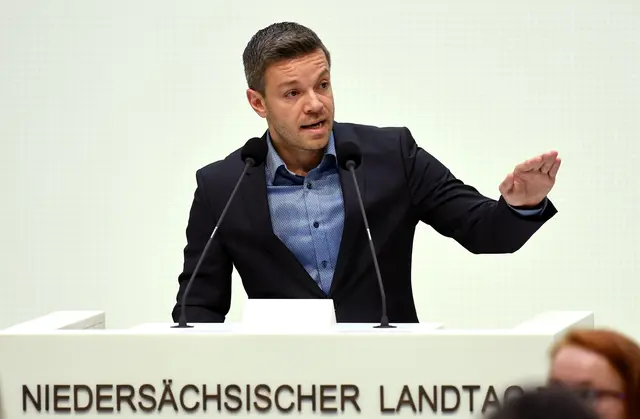 SPD-Politiker Deniz Kurku ist der Schwiegersohn der Frau, die das Fluchtfahrzeug des mutmaßlichen 6-fach Mörders gefahren hat.  | Foto: Holger Hollemann/dpa
