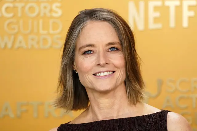 Oscar-Preisträgerin Jodie Foster glaubt, dass das Drehbuch zum Erfolgsfilm «F1» mit Brad Pitt möglicherweise von künstlicher Intelligenz geschrieben wurde.  | Foto: Jordan Strauss/Invision via AP/dpa (Archivbild)
