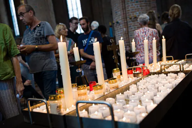 Kerzen und Teelichter brennen in der Marktkirche in Hannover nach einer Andacht für die in Stade Getöteten. | Foto: Moritz Frankenberg/dpa