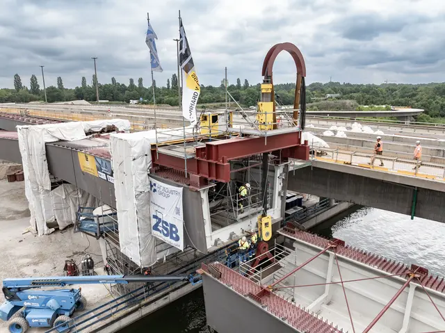 Lückenschluss über dem Main-Donau-Kanal: Am Dienstag, 30. Juni 2026, hat das Projekt Hafenbrücken eine weitere Hürde genommen. Mithilfe zweier Spezialhebegeräte wurde ein 75 Meter langes Brückenteil aus Stahl Zentimeter für Zentimeter in seine Position gebracht.
 | Foto: Christian Höhn / Stadt Nürnberg
