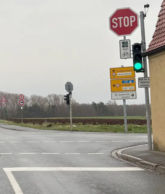 Das Schild mit dem Grünpfeil an der Kreuzung Stadelner Hauptstr. / Mannhofer Str. | Foto: Stadt Fürth