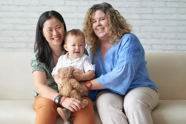Immer mehr Adoptivkinder wachsen in Partnerschaften mit zwei Frauen und ohne Mann auf. | Foto: DragonImages-stock.adobe.com (Symbolbild)