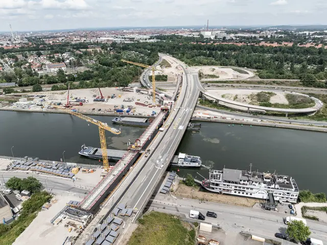 Lückenschluss vollzogen: Am Dienstag, 30. Juni 2026, hat das Projekt Hafenbrücken eine weitere Hürde genommen. Das 75 Meter lange und 520 Tonnen schwere Brückenteil befindet sich an Ort und Stelle. | Foto: Christian Höhn / Stadt Nürnberg
