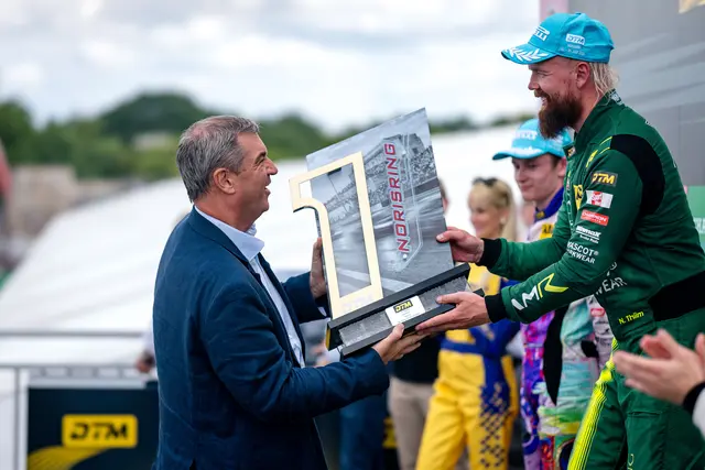 Prominenter Besuch bei der DTM: Markus Söder verleiht Siegerpokal am Norisring. | Foto: ADAC Motorsport