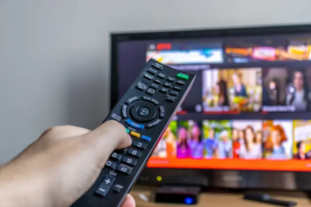 Die große Auswahl an Plattformen und Streaming-Angeboten führt zu einer gewissen Entscheidungsparalyse.
 | Foto: Leonardo Maffei - stock.adobe.com (Symbolbild)