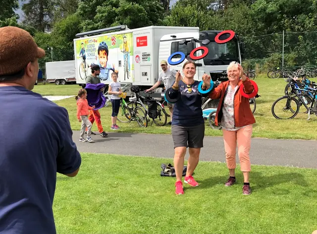Auf dem Gelände an der Eichwaldhalle in Puschendorf wartet ein buntes Programm für Familien, u.a. mit dabei: das Spielmobil Ratzefatz, eine Hüpfburg, ein Fahrsimulator der Verkehrswacht und unterschiedliche sportliche Aktionen des SV Puschendorf. | Foto: Landratsamt Fürth
