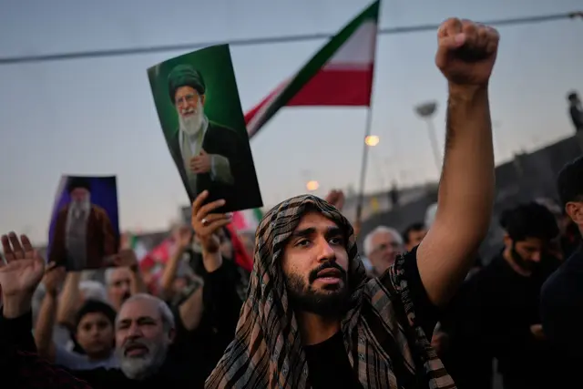 Nach dem Tod des Staatsoberhaupts Ajatollah Ali Chamenei entbrannte ein Streit innerhalb des Machtapparats.  | Foto:  Altaf Qadri/AP/dpa (Archivbild)