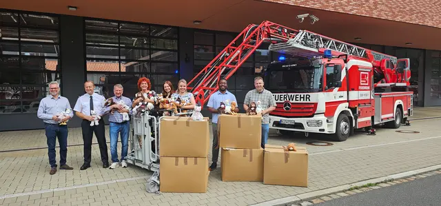 Bei der Übergabe in der Reutersbrunnenstraße 63  (v.l.): Matthias Brinkmann, Round Table Club Nürnberg, der Leiter der Feuerwehr-Medizintechnik, Manfred Ullrich, Prof. Dr. Christoph Fusch, Corina Knobloch, Eva Richter und Christine Matschke von der Kinderklinik Nürnberg sowie Mark Turban und Michael Nitsche vom Round Table Club. | Foto: Feuerwehr Nürnberg / Stadt Nürnberg