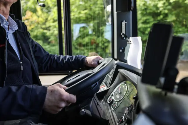 Zwei von fünf Bus- und Straßenbahnfahrerinnen und -fahrern in Deutschland gehen in den nächsten 10 bis 15 Jahren in Rente. | Foto: )Oliver Berg/dpa (Archivbild)