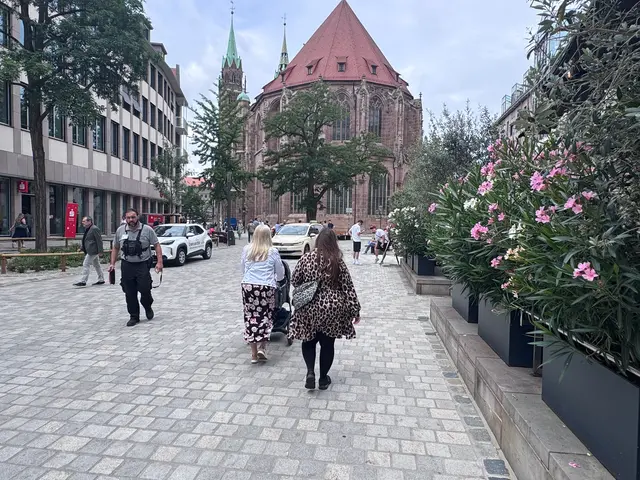 Der neu gestaltete  Lorenzer Platz wartet auf der östlichen Hälfte mit zehn statt fünf Bäumen auf. Mehr als 360 Quadratmeter zuvor befestigte Fläche wurden entsiegelt, offene Baumscheiben ermöglichen, dass Regenwasser besser versickern kann. | Foto: André Winkel / Stadt Nürnberg