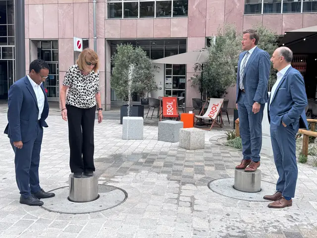 Das interaktive Wasserspiel richtet sich besonders auch an Kinder und Familien: Durch Hüpfbewegungen können Wasserfontänen ausgelöst werden.  | Foto: André Winkel / Stadt Nürnberg