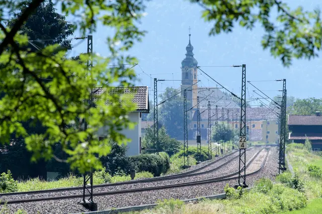 Die alte Bahnstrecke Rosenheim - Kufstein bei Flintsbach am Inn. Die DB will die 1858 eröffnete historische Strecke neu bauen. Die geschätzten Kosten liegen bei knapp neun Milliarden Euro, hinzu kommt ein immenser Risikopuffer. (Archivbild) | Foto: Matthias Balk/dpa