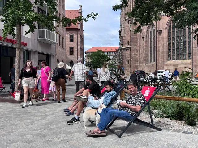 Der neue gestaltete Lorenzer Platz, der am Montag, 6. Juli 2026, der Öffentlichkeit übergeben wurde, ist ein grüner und einladender Stadtraum, der von Anfang an gut angenommen wird.  | Foto: André Winkel / Stadt Nürnberg