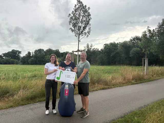 Baureferentin Christine Lippert (li.) und Matthias Heydt vom Grünflächenamt (re.) gemeinsam mit Musikerin Stefanie Waegner vor den letztjährig gepflanzten Bäumen am Käppnerweg. | Foto: Stadt Fürth