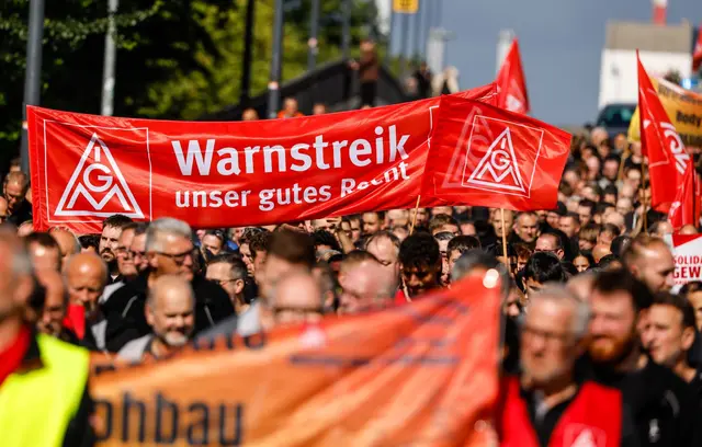 Protest gegen den Sparkurs bei Mercedes-Benz.  | Foto: Focke Strangmann/dpa (Archivbild)