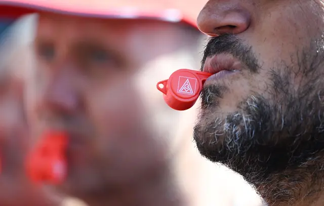 Die IG Metall hat einen «heißen Sommer» angekündigt.  | Foto: Bernd Weißbrod/dpa (Archivbild)