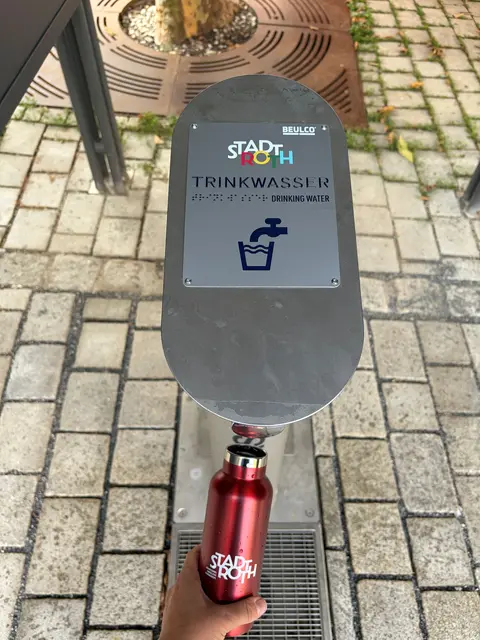 Einfach und bequem können beispielsweise Trinkflaschen umsonst am Trinkwasserbrunnen aufgefüllt werden. | Foto: Stadt Roth
