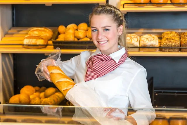 Ansprache und ein Lächeln: Das gibt es an der Selbstbedienungstheke beim Discounter in der Regel nicht. | Foto:  ikonoklast_hh-stock.adobe.com (Symbolbild)