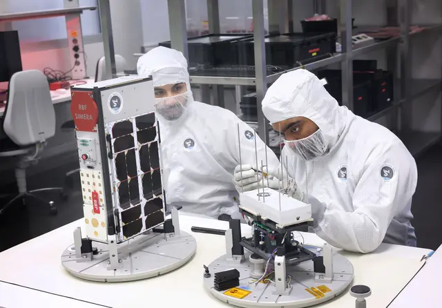 Die Arbeit an den kleinen Satelliten ist äußerst kompliziert. (Archivbild) | Foto: Karl-Josef Hildenbrand/dpa