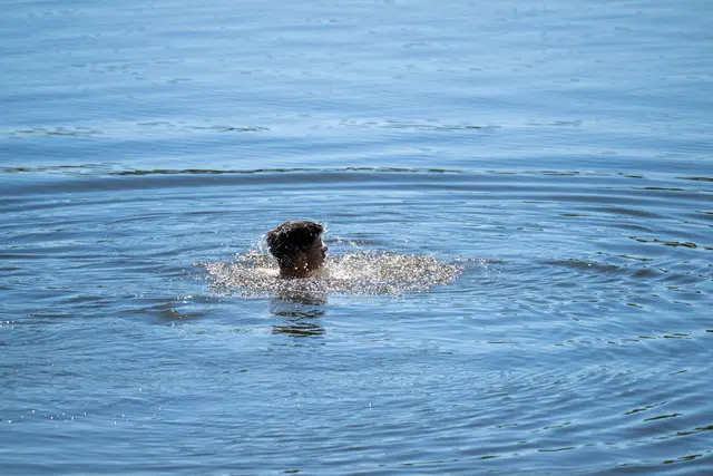 Wer Abkühlung am Wasser sucht, sollte möglichst nur an bewachten Badestellen schwimmen, seine Kräfte nicht überschätzen, auf Alkohol verzichten und Kinder immer im Auge behalten. (Archivbild) | Foto: Pia Bayer/dpa