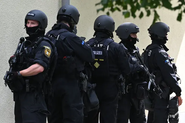 Das Gelände suchten das Gelände ab.  | Foto: Karl-Josef Hildenbrand/dpa