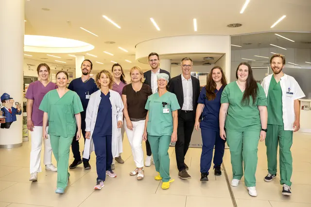 Zusammen in eine starke Zukunft: Die Vorstandsmitglieder des Klinikums Nürnberg Prof. Dr. Achim Jockwig (4. v. re.), Tobias Ludwig (Mitte hinten) und Sabine Beßler (6. v. li.) gemeinsam mit Mitarbeitenden verschiedener medizinisch-pflegerischer Berufe der Klinik Hallerwiese-Cnopfsche Kinderklinik und des Klinikums Nürnberg.  | Foto: Rudi Ott, Klinikum Nürnberg
