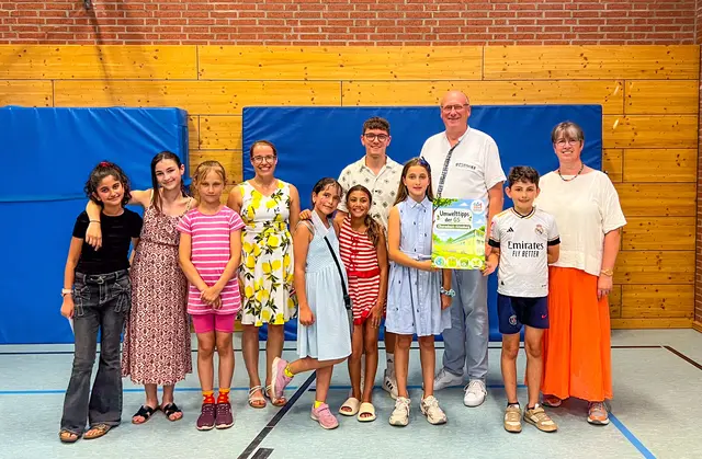 Projektbeteiligte Schulkinder, Lehrerin Katja Wagner, Lehrer Tim de Lange, Oberasbachs Erster Bürgermeister Thomas Diebenbusch und Schulleiterin Gabriele Eitel (v.l.) bei der Premiere der Videos im Rahmen des Schulsommerfestes. | Foto: © Grundschule Oberasbach-Altenberg
