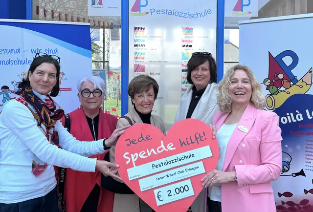 Konrektorin Carmen Köhler, Doris Rabe, Doris Hofmann, Irene Gassner und Franka Struve-Waasner (Inner Wheel Club Erlangen / v.l.n.r.) bei der Spenden-Übergabe. | Foto: privat