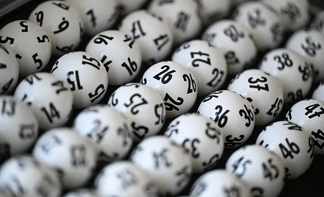 Die Staatliche Lotterie- und Spielbankverwaltung erzielte im ersten Halbjahr einen Umsatz von 641,8 Millionen Euro.  | Foto: Arne Dedert/dpa (Symbolbild)