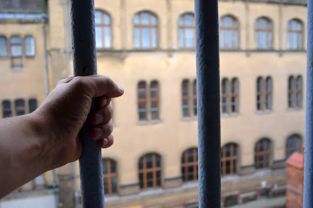 Wer in Deutschland unschuldig im Gefängnis sitzt, dem spielt die aktuelle Gesetzeslage übel mit. | Foto: Sinuswelle-stock.adobe.com (Symbolbild)