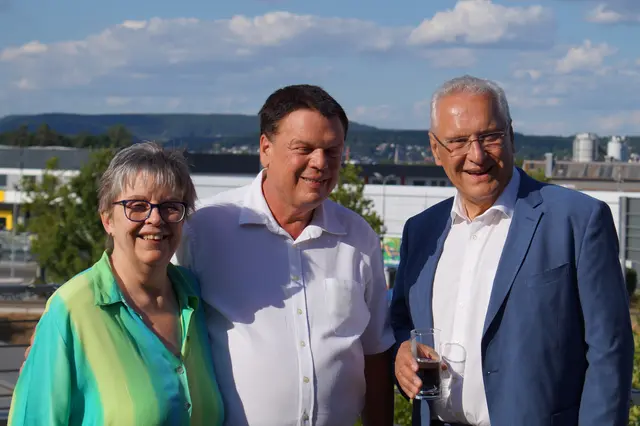von links:
Hannelore Haase, Präsidentin des Bayerischen Skat Verbandes
Christoph Seidel, 1. Vorstand "Die Forellen Forchheim"
StMi. Joachim Herrmann
