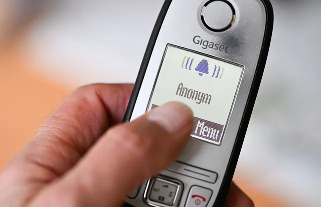 Manchmal klingelt das Telefon und jemand von einer Werbehotline ist dran - das geht vielen Menschen auf die Nerven.  | Foto: Bernd Weißbrod/dpa (Symbolbild)