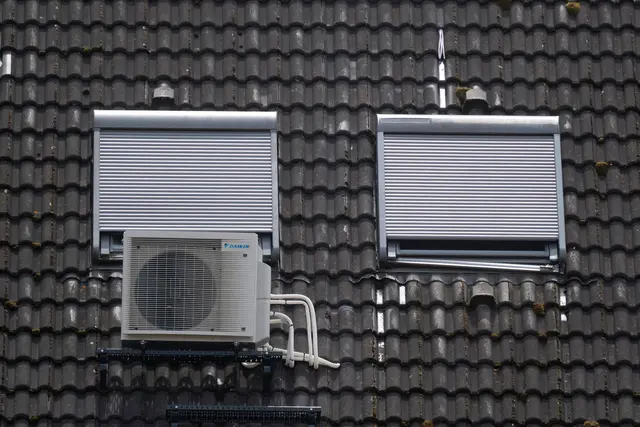 Split-Klimaanlagen verfügen über eine Außen- und eine Inneneinheit. | Foto: Marijan Murat/dpa (Symbolbild)