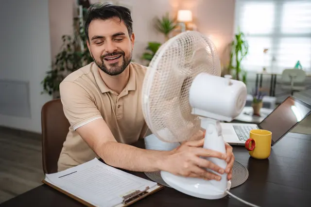 An Hitzetagen kann der Ventilator zum besten Freund werden. | Foto:  Jelena-stock.adobe.com (Symbolbild)