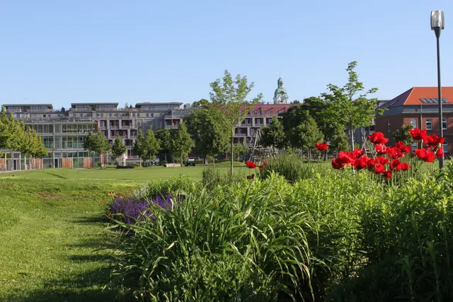 Nicht zuletzt die großzügige Parkanlage macht den Südstadtpark in Fürth zu einer der besten Wohnadressen in der Region. Foto: Ebersberger