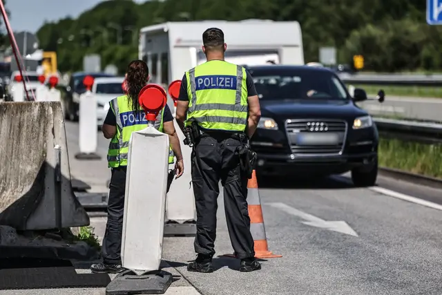 Seit fast zwei Jahren gibt es auf Anweisung der Bundesregierung trotz des Schengen-Vertrags wieder stationäre Grenzkontrollen, so wie hier an der A3 bei Elten an der Grenze zu den Niederlanden.  | Foto: Oliver Berg/dpa (Symbolbild)