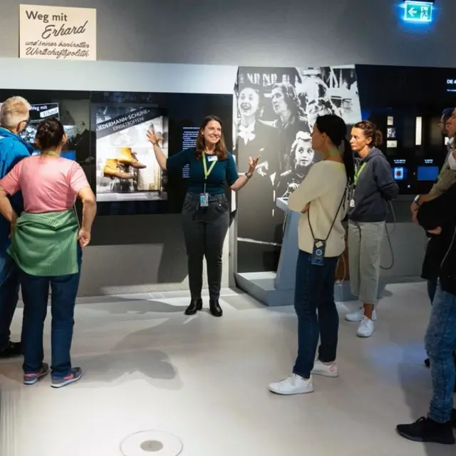 Gruppe nimmt an Stadt(ver)führungen teil und erkundet das Ludwig Erhard Zentrum mit Holztürmchen-Bändern. | Foto: Tim Händel