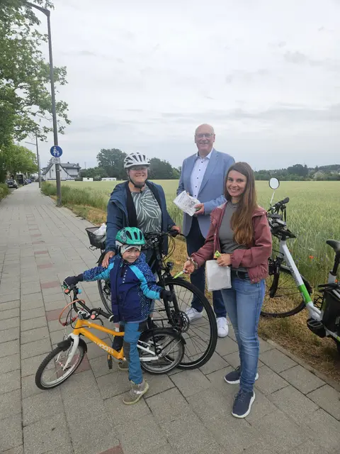 Rund 130 umweltfreundlich Mobile erhielten von Bürgermeister Thomas Diebenbusch und der Nachhaltigkeitsbeauftragen Sina Mixdorf einen gesunden Snack. | Foto: Stadt Oberasbach