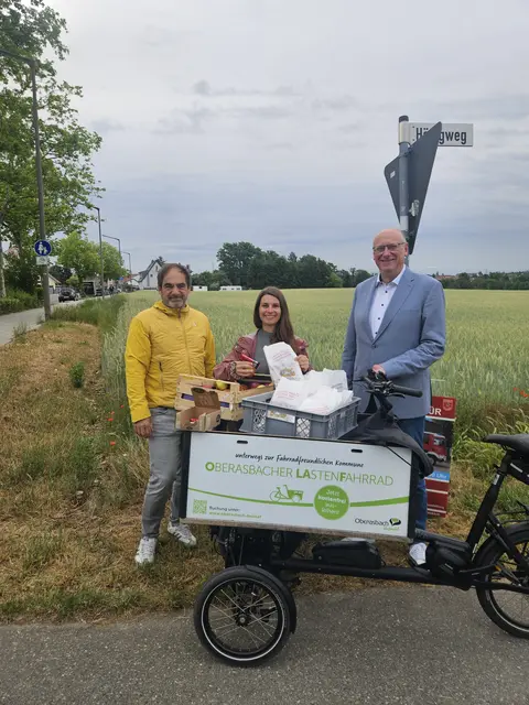 Tiefbauamtsleiter Marco Wolfstädter, Nachhaltigkeitsbeauftragte Sina Mixdorf und Bürgermeister Thomas Diebenbusch dankten im Rahmen einer Pop-Up-Dankstelle allen, die zu Fuß oder mit dem Rad unterwegs waren. | Foto: Stadt Oberasbach