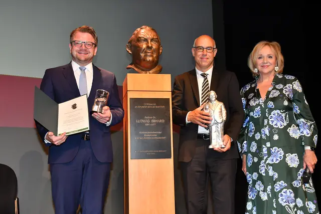 Der diesjährige Preisträger Dr. Robert Maximilian Rühl (li.), Festredner Dr. Gabriel Felbermayr und Evi Kurz, Vorstandsvorsitzende der Stiftung Ludwig-Erhard-Haus und Vorsitzende des Ludwig-Erhard-Initiativkreis Fürth e. V.. | Foto: Ludwig-Erhard-Initiativkreis Fürth e.V.