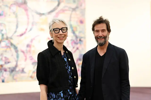 Der Schauspieler Keanu Reeves besichtigte die Ausstellung seiner Partnerin Alexandra Grant in Nürnberg. | Foto: Daniel Löb/dpa