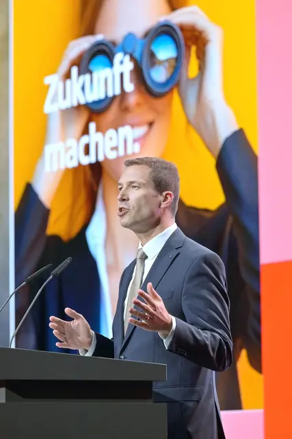 Sparkassenpräsident Matthias Dießl will das lückenhafte Finanzwissen in der Bevölkerung verbessern. | Foto: Astrid Schmidhuber/Bayerischer Sparkassenverband/dpa