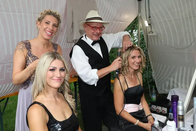 Ballfriseur Thomas Seubert in Aktion. | Foto: Jürgen Friedrich/Verena Dreier. Impressionen vom Sommer Nachts Ball 2026.