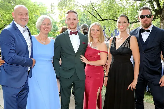 Dachdeckermeister Norbert Jekel-Vatter mit Gattin Ariane, Sohn Luca mit Freundin Kathi und Tochter Franziska mit Freund Ben. | Foto: Jürgen Friedrich/Verena Dreier. Impressionen vom Sommer Nachts Ball 2026.