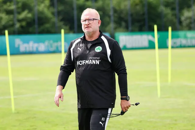 Heiko Vogel geht nach viel Zittern in der Relegation in seine zweite Saison mit der SpVgg Greuther Fürth. (Archivbild)Daniel Löb/dpa | Foto: Daniel Löb/dpa