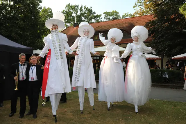 Der Hingucker im Stadtpark: Die Stelzenläuferinnen. | Foto: Jürgen Friedrich/Verena Dreier. Impressionen vom Sommer Nachts Ball 2026.