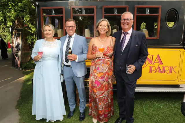 Die Tucher-Truppe: Niels Greve mit Gattin Nicola (links) und Bernd Herrmann und Frau Birgit. | Foto: Jürgen Friedrich/Verena Dreier. Impressionen vom Sommer Nachts Ball 2026.