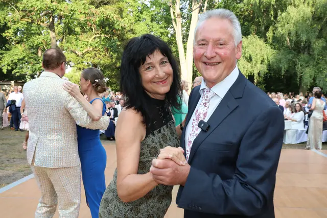 Fürths OB Dr. Thomas Jung (SPD) beim Eröffnungstanz mit Gattin Heike. | Foto: Jürgen Friedrich/Verena Dreier. Impressionen vom Sommer Nachts Ball 2026.