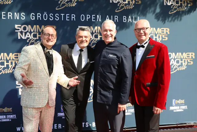 Auf geht's zum Sommer Nachts Ball 2026 mit den Gastgebern &amp; Ballorganisatoren (von links): Volker Heißmann, Marcel Gasde, Alexander Herrmann und Martin Rassau. | Foto: Jürgen Friedrich/Verena Dreier. Impressionen vom Sommer Nachts Ball 2026.